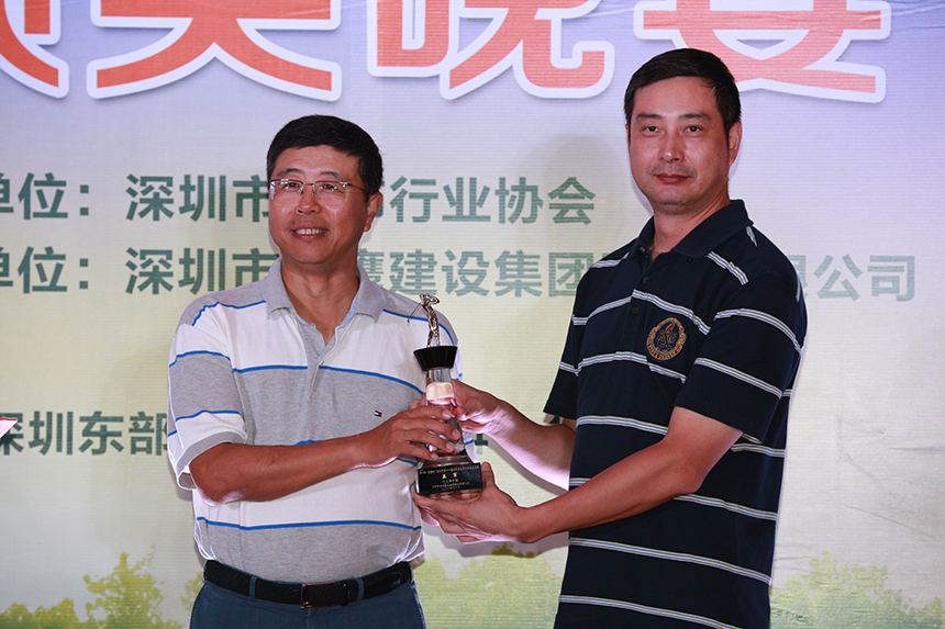 華輝裝飾董事長莊志偉為凈桿亞軍深圳裝飾行業協會高剛會長頒獎.JPG
