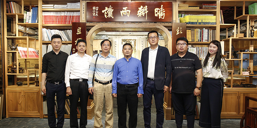 《中國新聞周刊》副社長王晨波一行蒞臨寶鷹集團考察交流